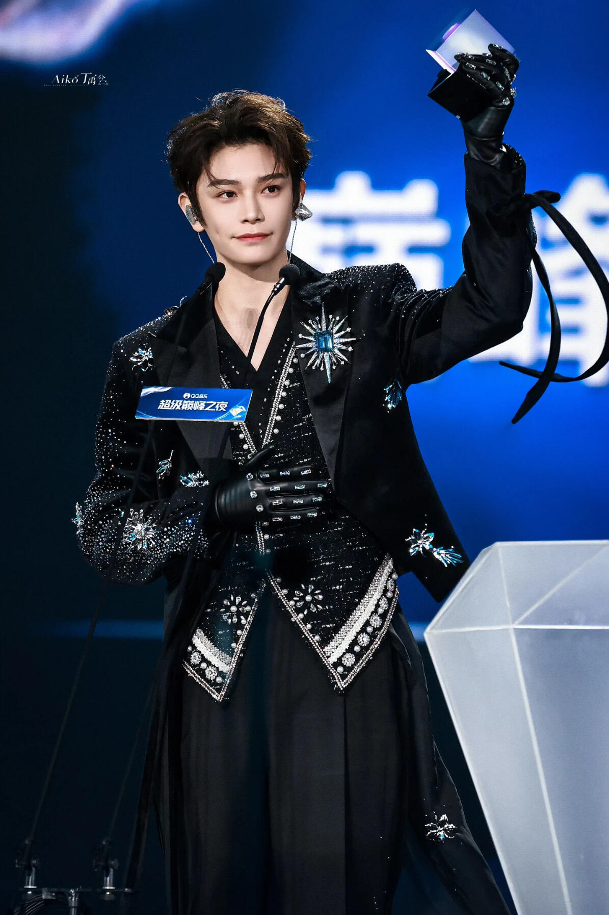 丁禹兮演唱会灯光秀天呐！丁禹兮居然用双子塔灯光秀表白海棠！从来都是我们追着给他应