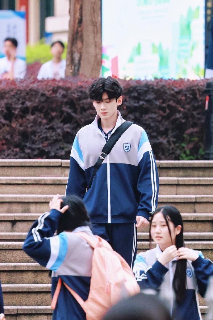 白敬亭《#难哄# 》高清路透！校服造型真的好有少年感！我说这纯纯高中生[航天员]