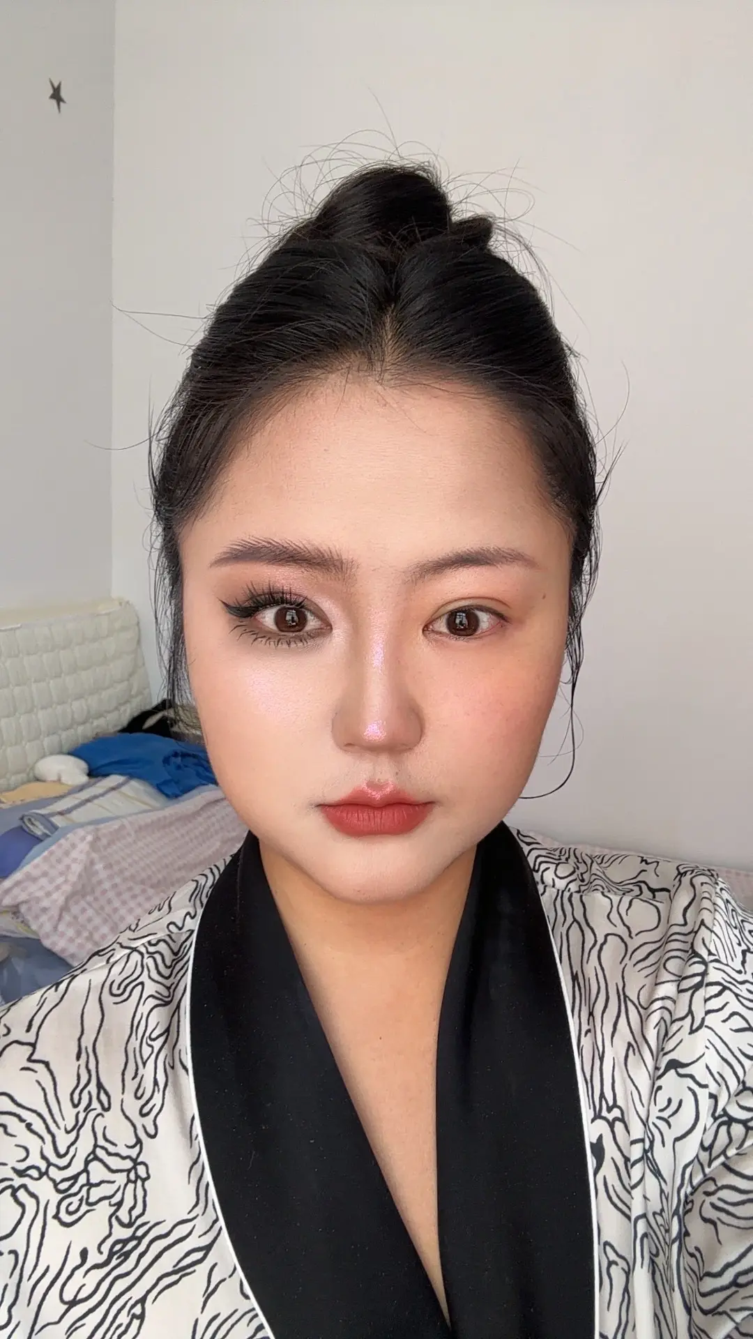 化妆。后来啊，最内向的人成了金牌销售！最外向的人变得沉默寡言，人最终都...