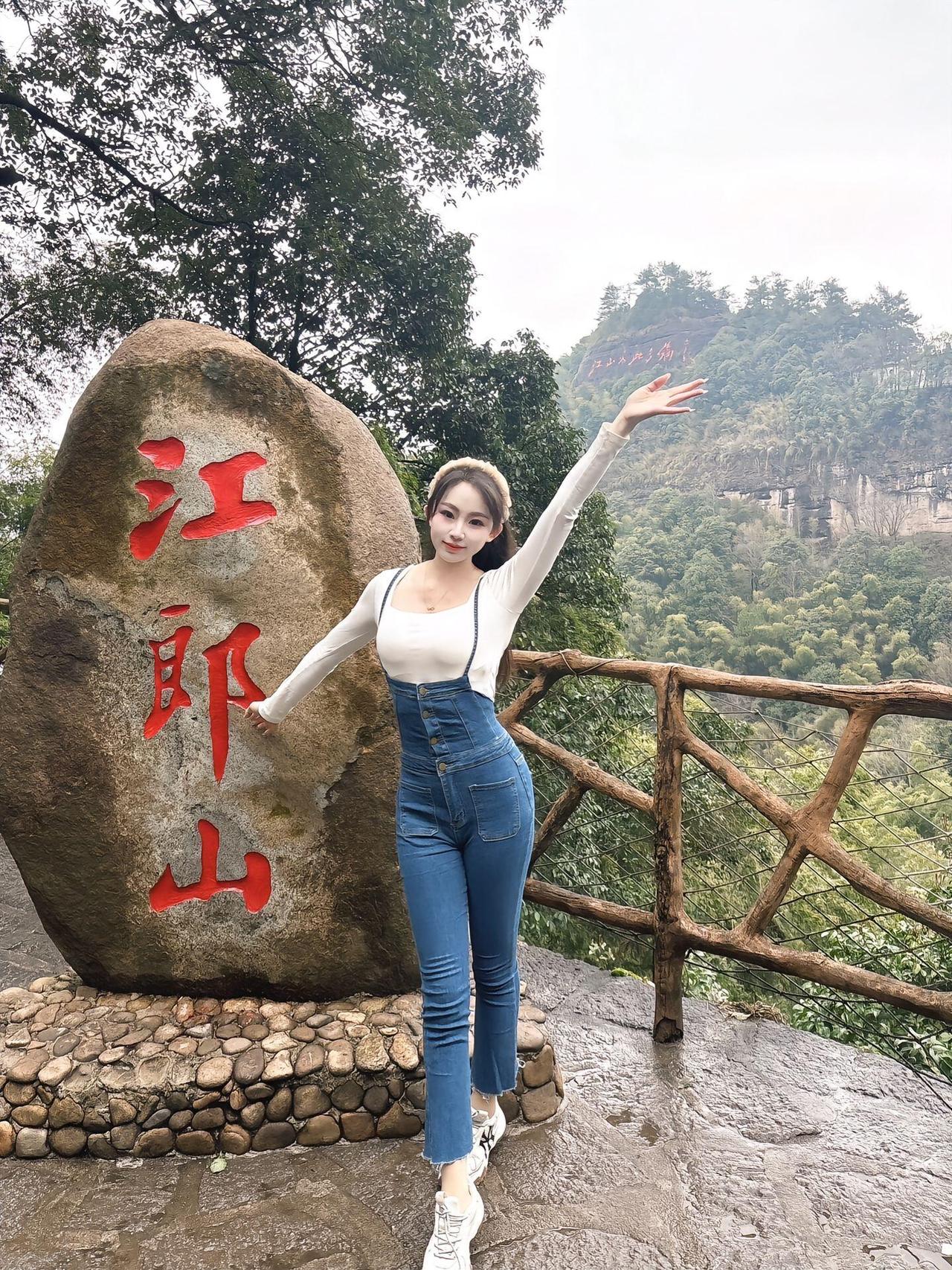 穿紧身牛仔背带裤爬山的妹妹，真是山顶的一道风景！牛仔裤爬山 牛仔背带裤女款 背带