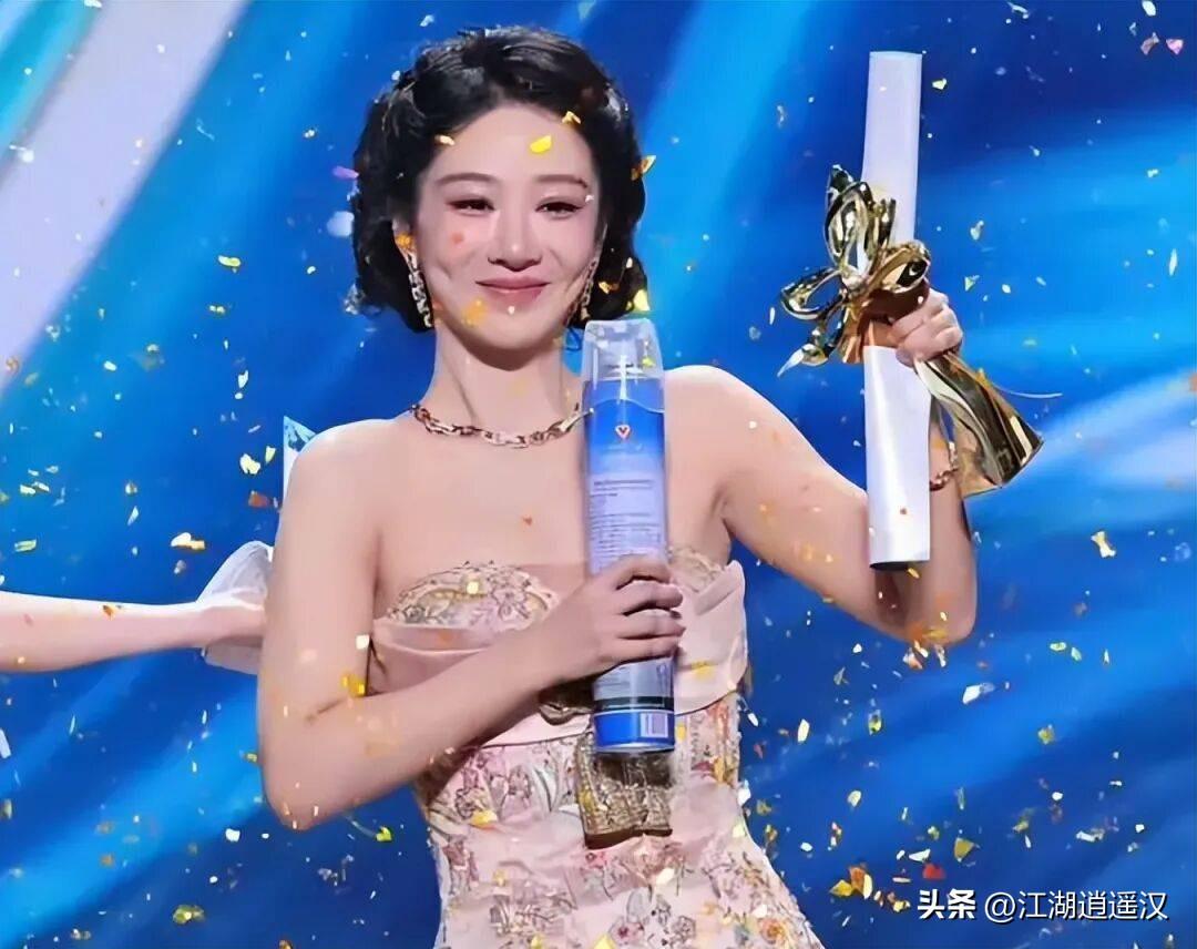 。
这份荣誉是对她褪去流量滤镜、深耕现实题材的嘉奖，也为新生代演员树立标杆，证明