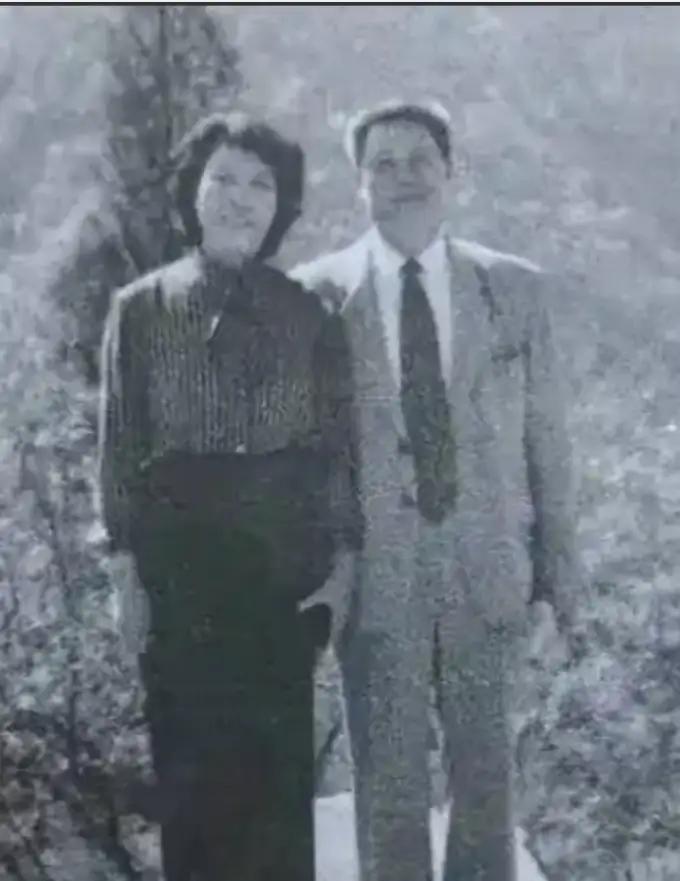 贾富元是大寨郭凤莲的丈夫，他1942年出生，是一位军人出身，两人均为山西省昔阳县