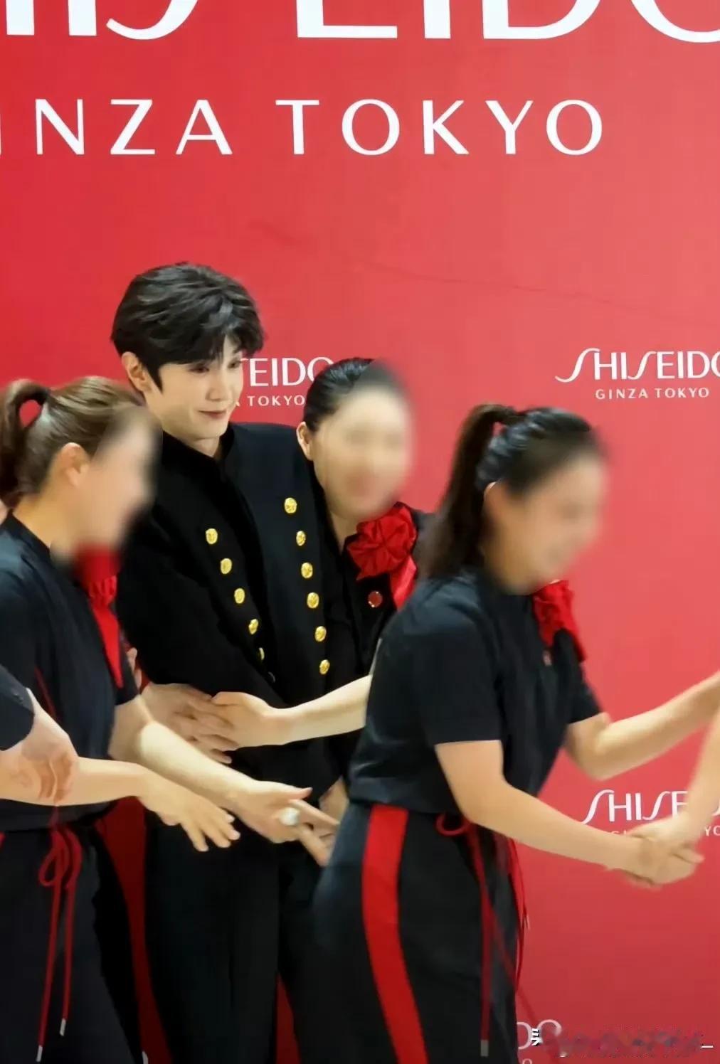 陈哲远活动现场被柜姐强抱，男孩子出门在外要保护好自己[捂脸]

可能是太喜欢陈哲