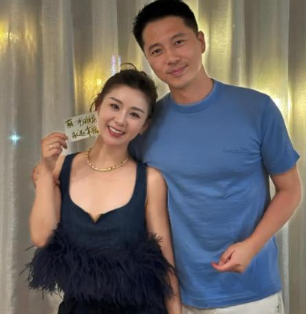 李小萌的妈妈眼光有多毒？当年李小萌痴迷谢霆锋，她妈却扭头相中一个月薪6000的龙