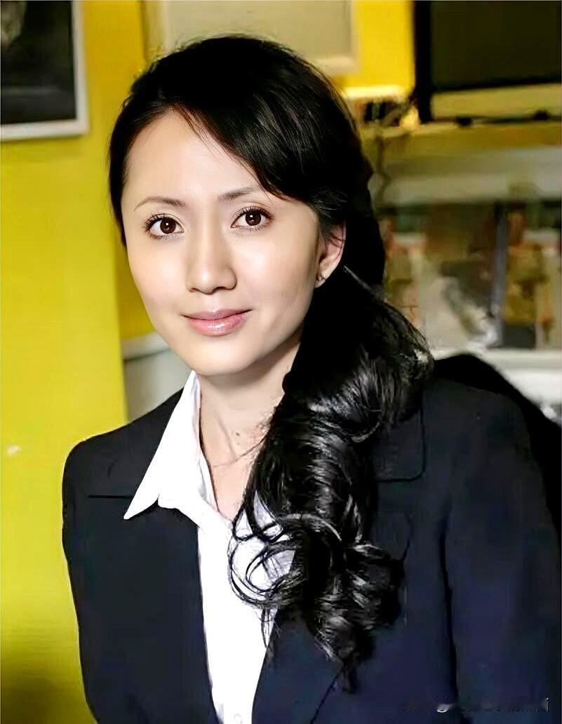 她跟吴越是同班的同学，长相、气质、演技不输给吴越，怎么出道二三十年还仍旧是默默无