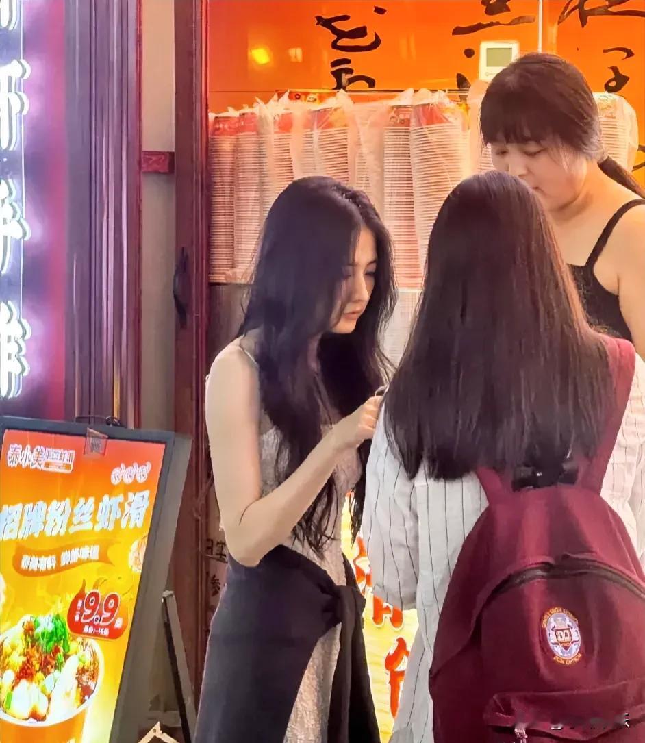 偶遇徐璐，她素颜买零食吃，大概是刚洗完澡下楼的样子，真的美爆了！不愧是甄嬛传中最