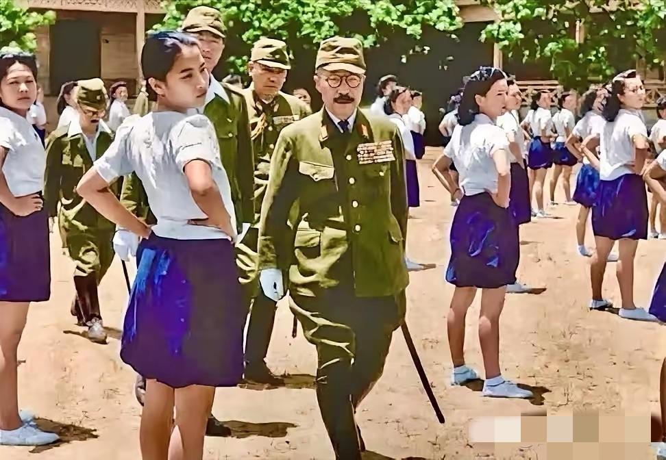 1943年，日本首相东条英机，正在菲律宾视察女子学校。此时，年轻的女学生们正在操