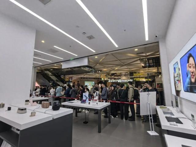 虹口商场人气旺！“白相来虹口”消费券带火线下购物，市民排队“买买买”