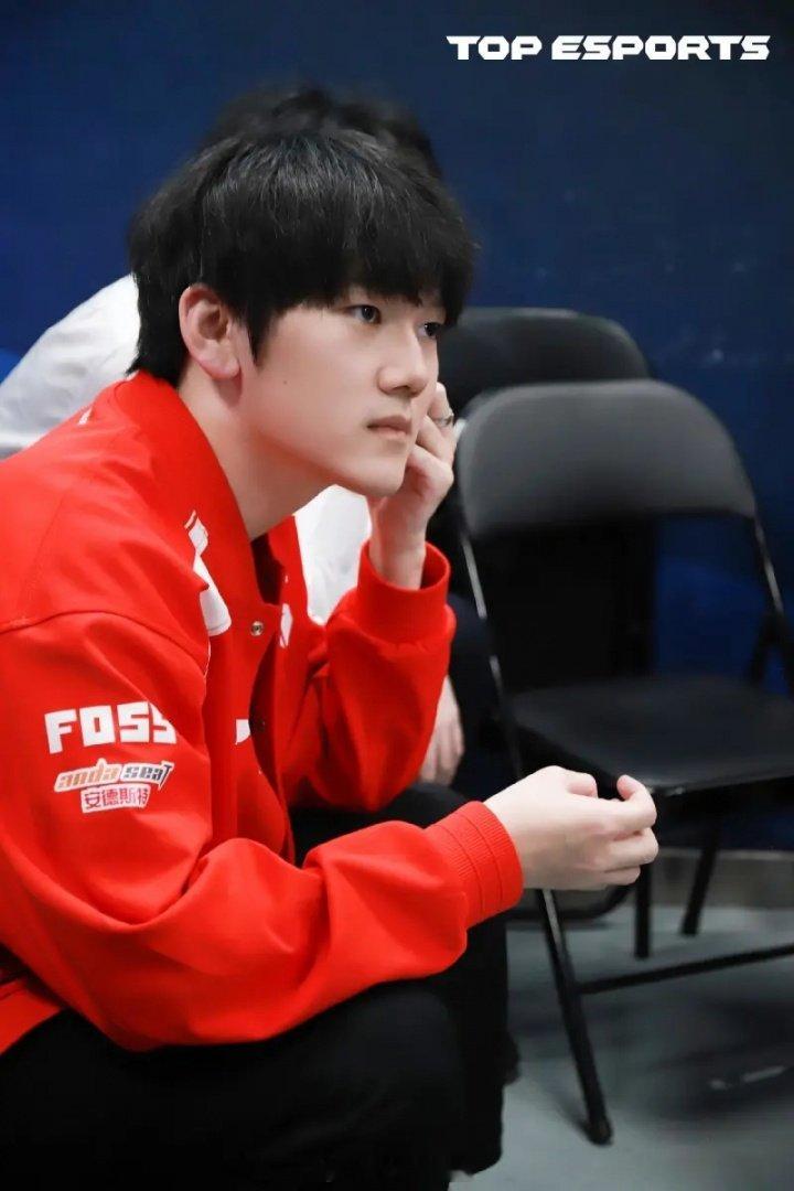拿下职业生涯首个常规赛MVP！兄弟们如何评价JKL第三赛段的表现今日，LPL赛事
