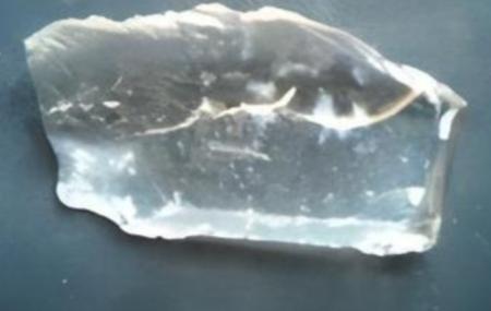 1930年，新疆一位牧民在放羊时，发现羊群突然避开了一片草地，他走近一看，草地上