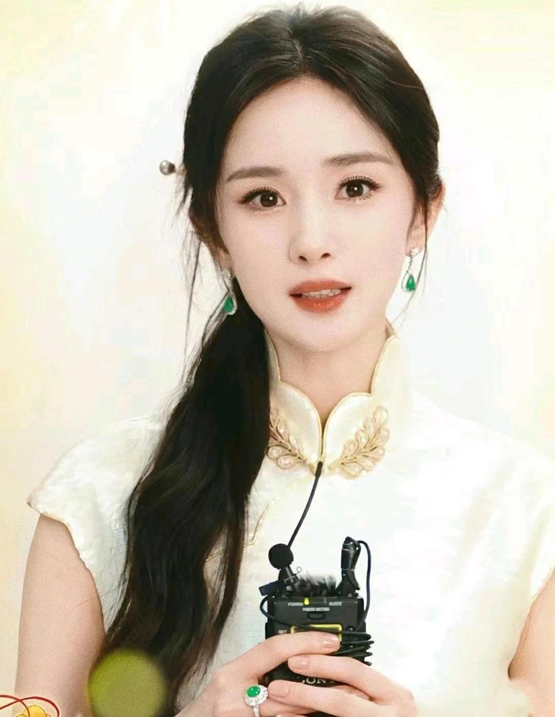 女人的美，真是各有千秋！
杨幂的美在眼晴，刘诗诗的美在气质，杨紫的美在眼波，杨颖