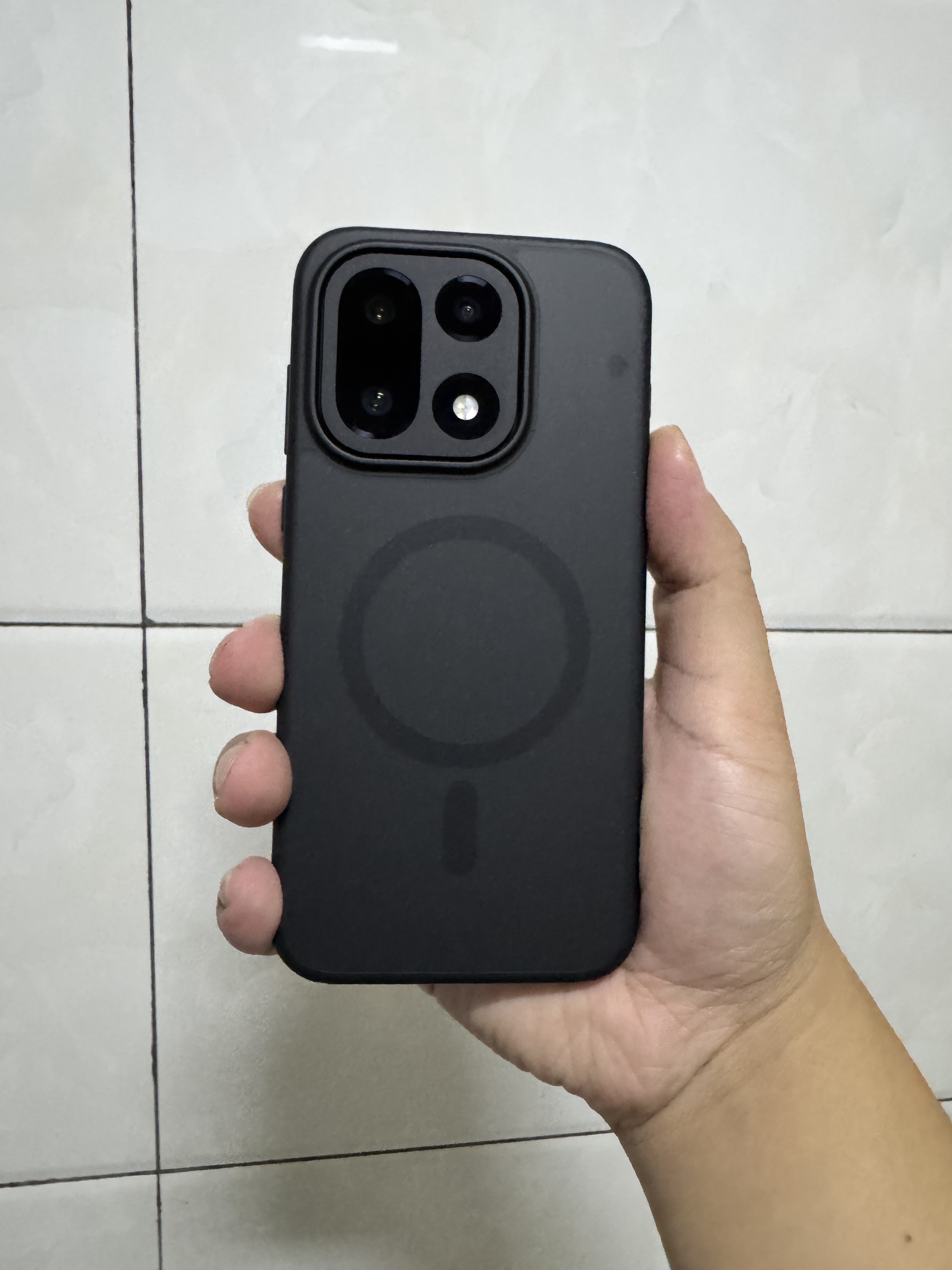 一加 15 绝对黑配色手机，搭配霍尔开关磁吸碳黑机甲壳晒单来了一体性还不错，挺搭