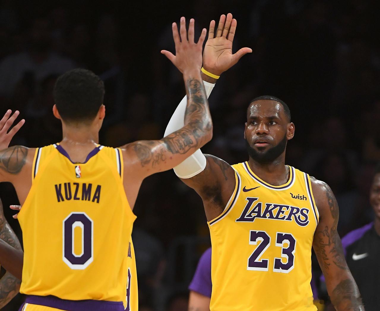 NBA詹姆斯 湖人拯救了詹姆斯！库兹马回怼嘲讽：是詹姆斯拯救了湖人！嘲讽被嘲讽 