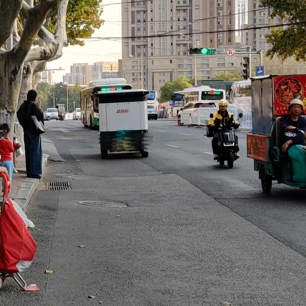 今天在公交站点，看见一辆无人驾驶车，不知什么缘故停在了站台区域，我在旁观察了十多