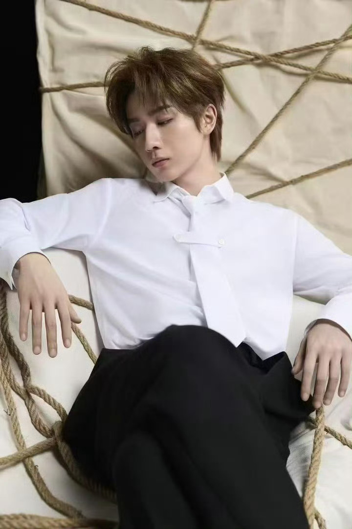 李宏毅的李是锦鲤的李李宏毅三盒盲盒都拆到隐藏款直播拆盲盒效果拉满，李宏毅三盒全部