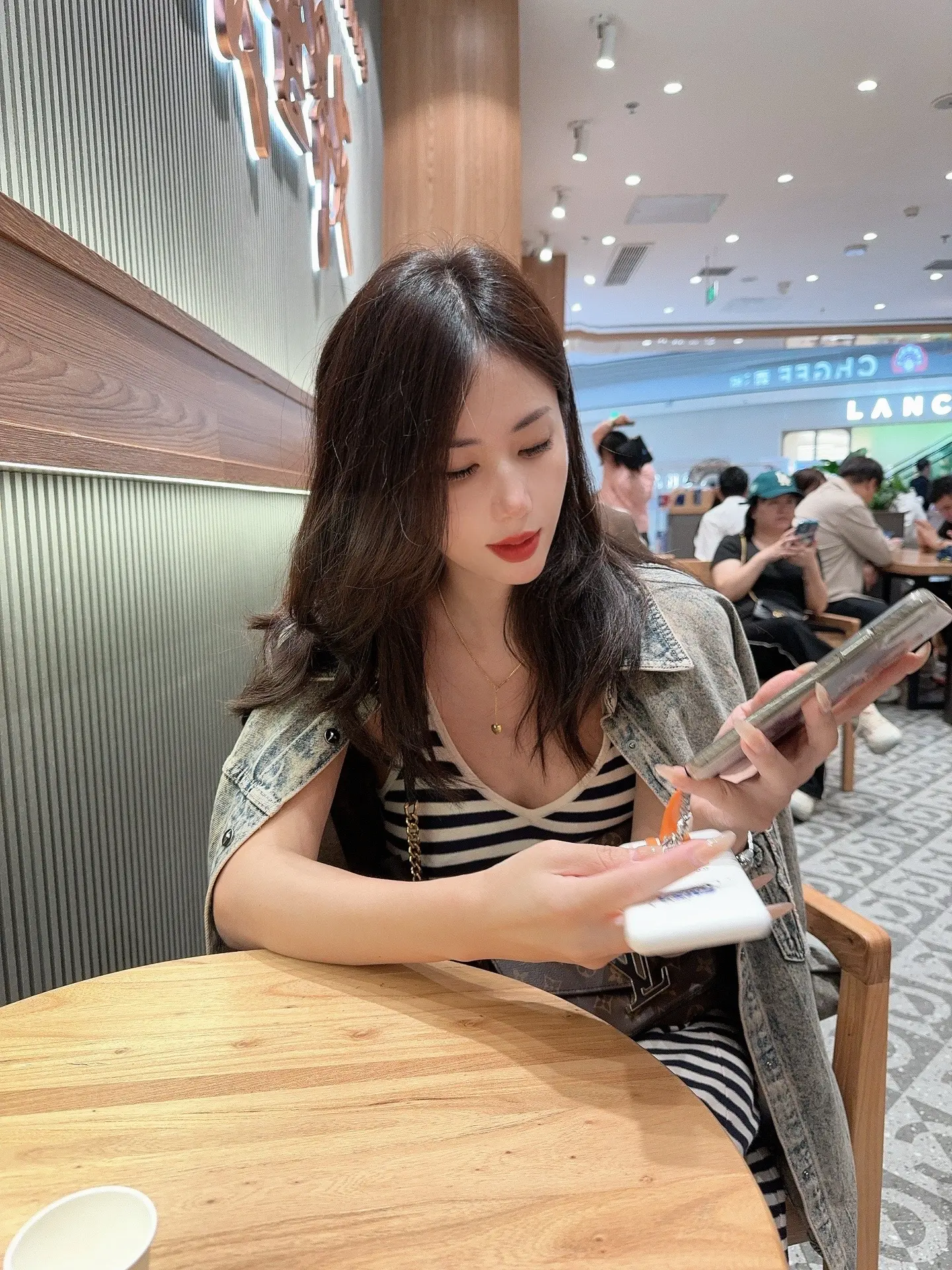 你不要假装爱我 我会恶心😷