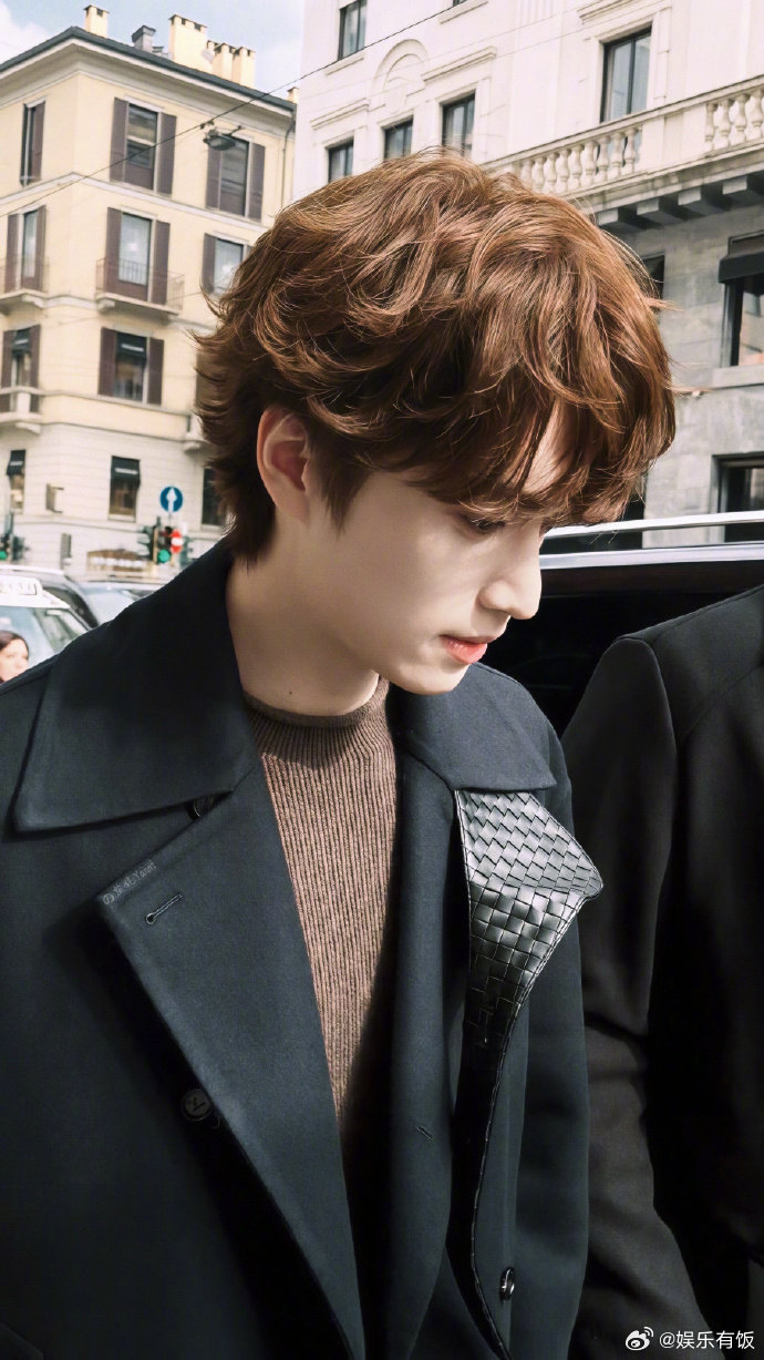 张康乐卷毛和背头的温度差 背头化身冷感daddy，卷毛秒变甜系baby，来感受 