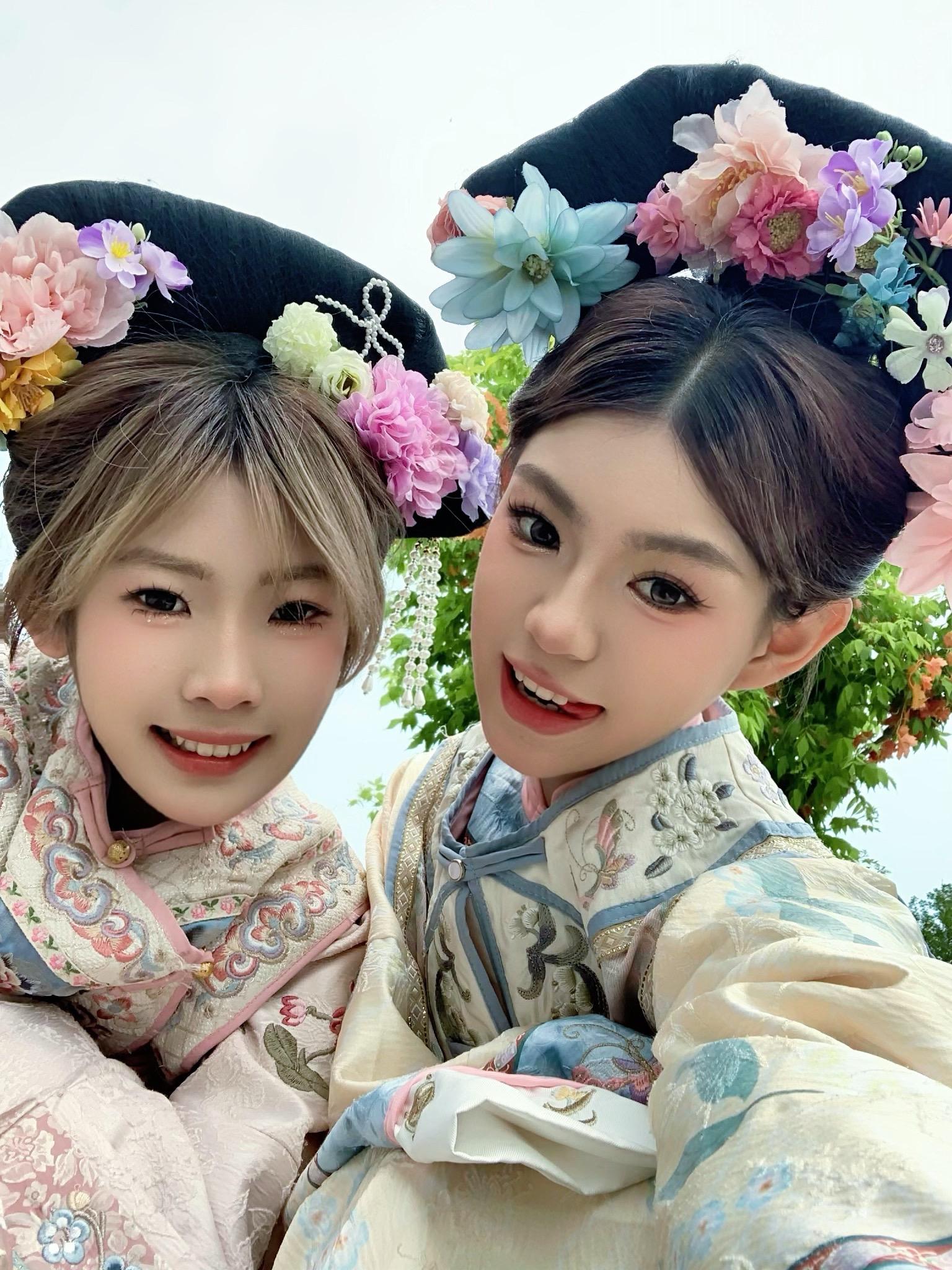 女儿心总如水 起伏而迂回。翻出来去年和闺蜜的照片 美美配这首歌～