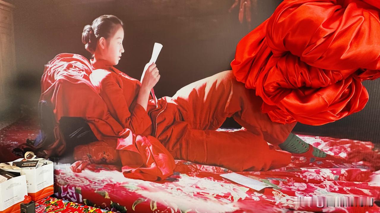 大红棉衣的姑娘画作挂满了临沂某炒鸡店，这是兰陵籍画家王沂东的作品。新年来临之际，