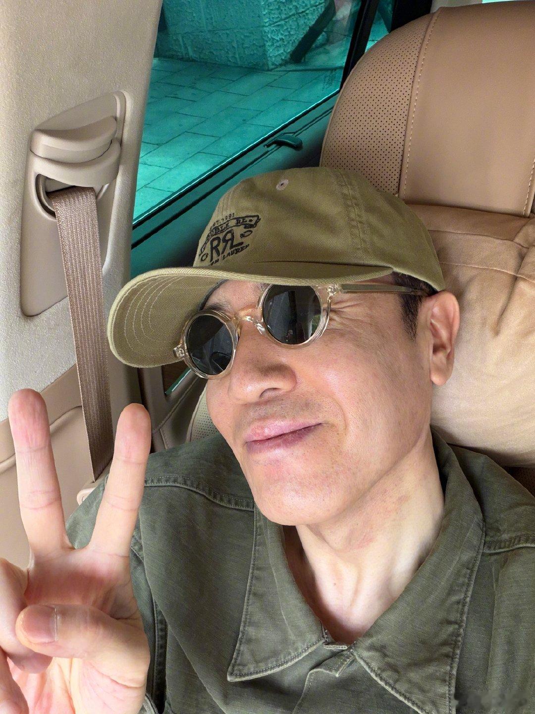 疑似白敬亭带于和伟玩桌游于和伟白敬亭玩桌游玩到凌晨 八卦媒体拍到于和伟与白敬亭结
