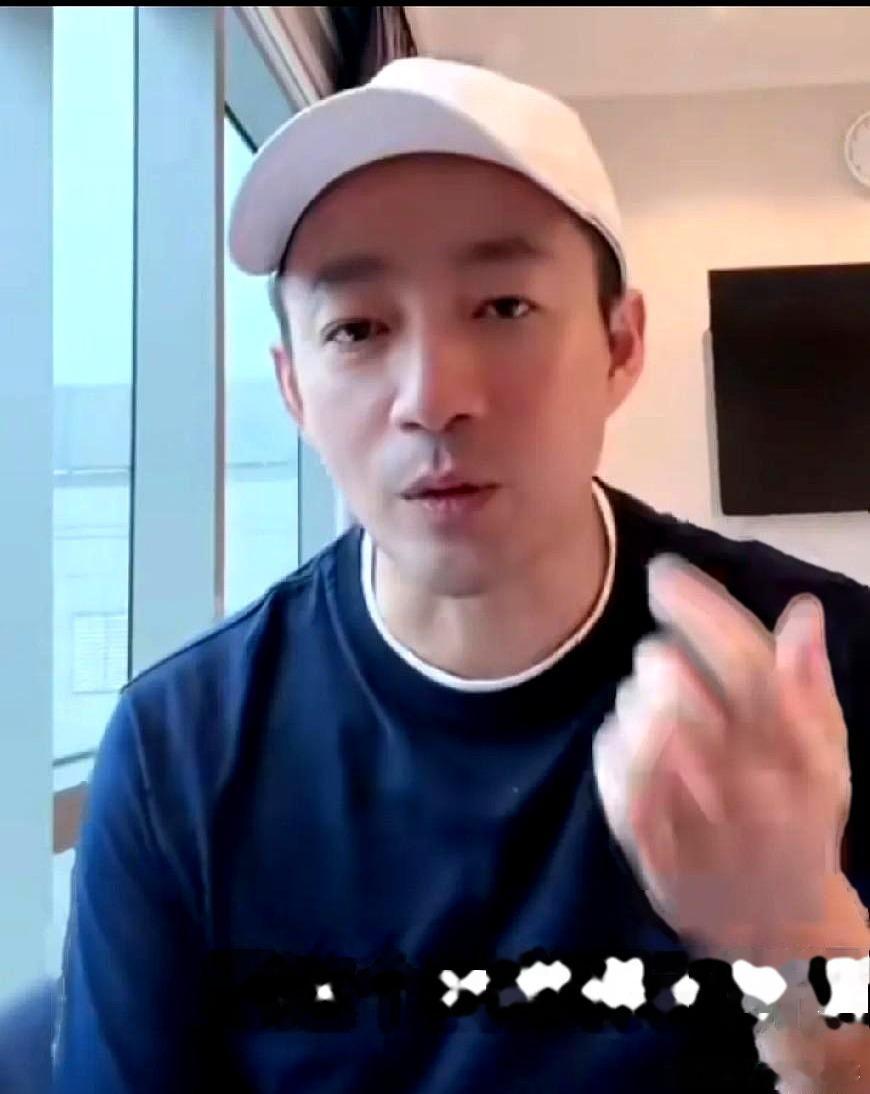 张兰直播时接到孙女小玥儿的电话，原本还笑呵呵的她，听到最后一句话，眼眶一下就红了