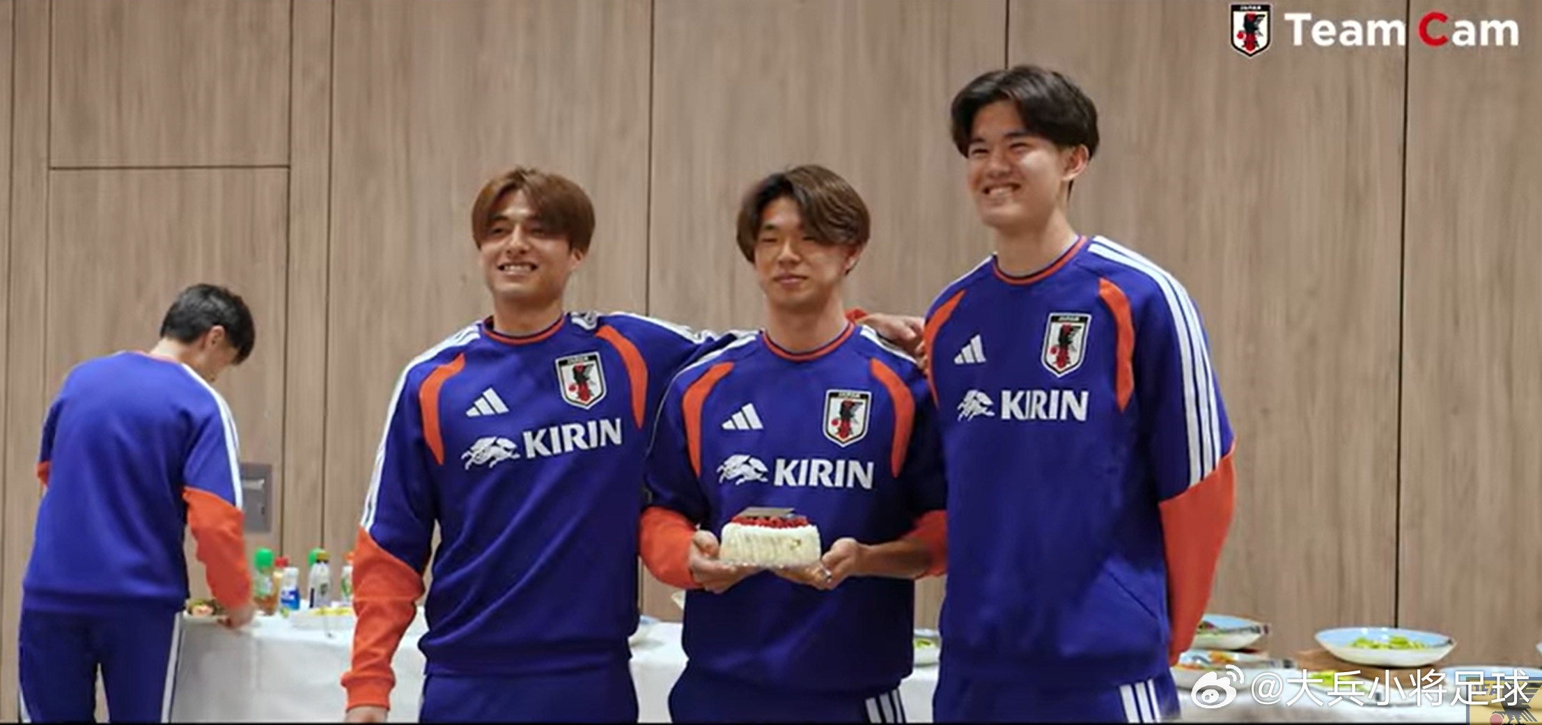 samurai blue日本代表 看起来塩貝健人的身高不到180。 