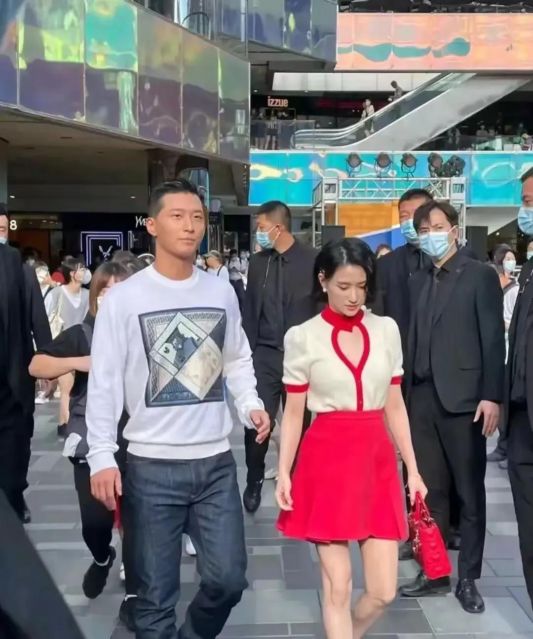 一二三四五！只是粗略数了一下，就有不下五名黑衣保镖。在看不见的地方，肯定还有很多