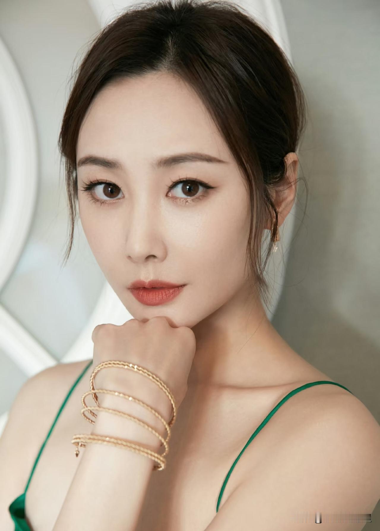 发现一个很有趣的事。
只要是李纯演的剧
不论主演演技好，还是演技不好。她演的配角