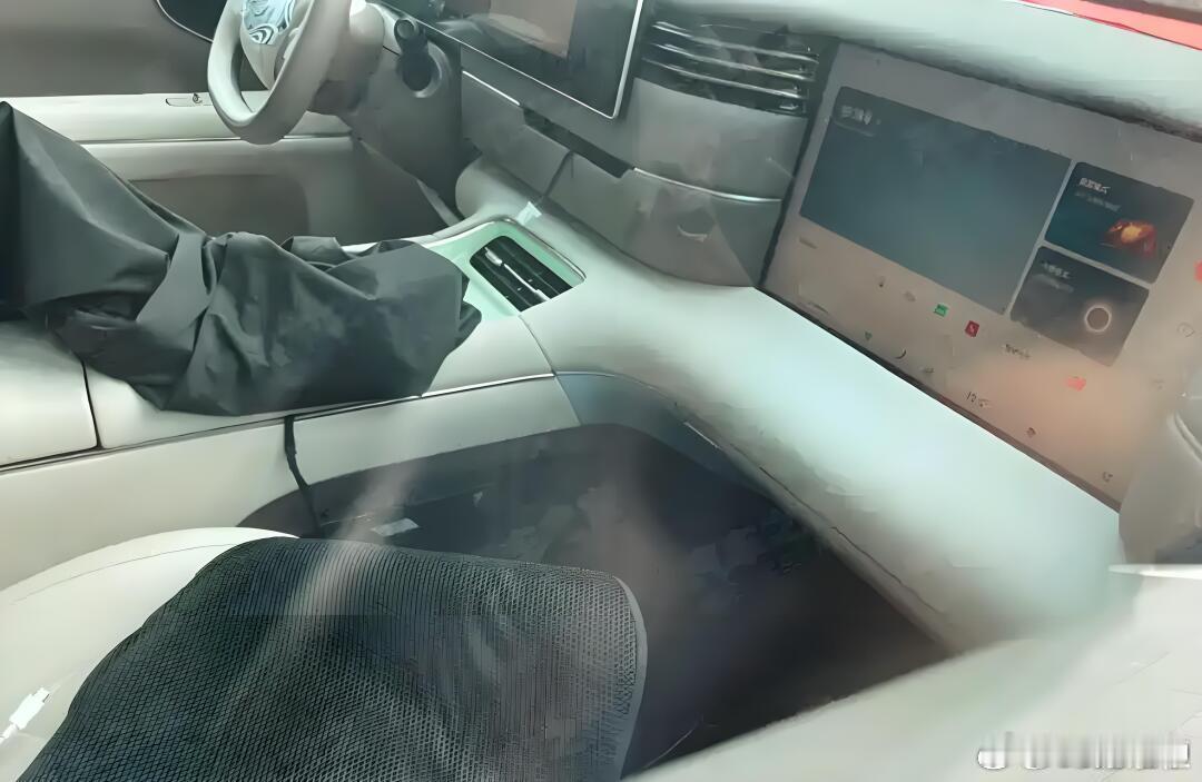 嚯 副驾这大电视，不配个遥控器说不过去了 ​​​新能源汽车 ​​​