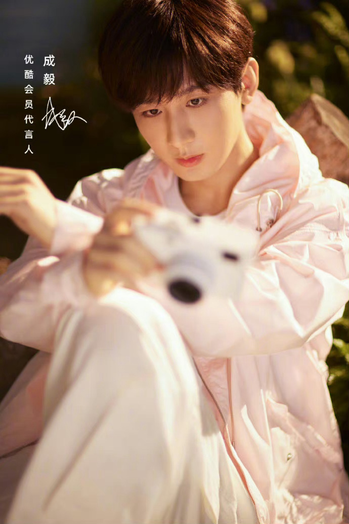 #成毅[超话]#成毅这身真的少年感十足啊 是谁狠狠爱了 ​​​