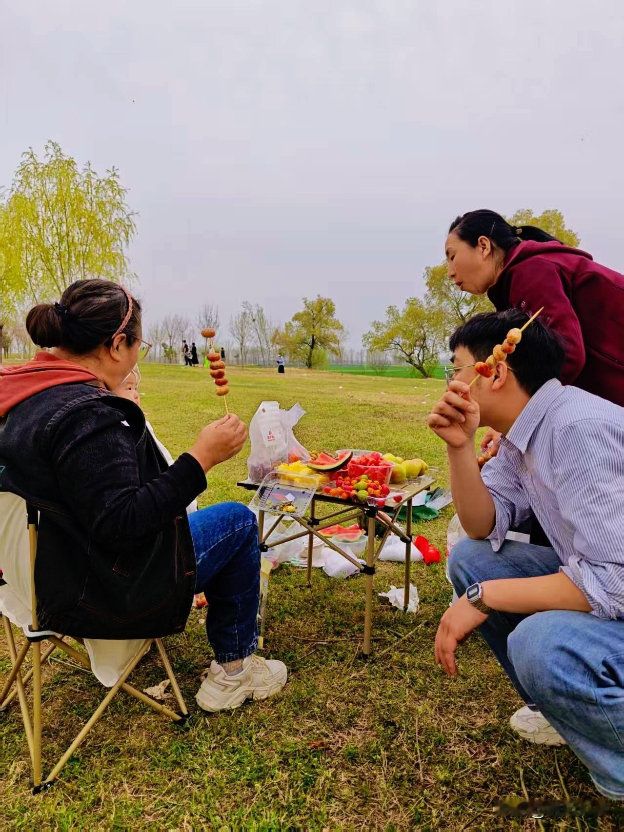 老了退休金不够用咋办?
农村的那些七老八十的退休金是多少呢？
多了多花，少了少花