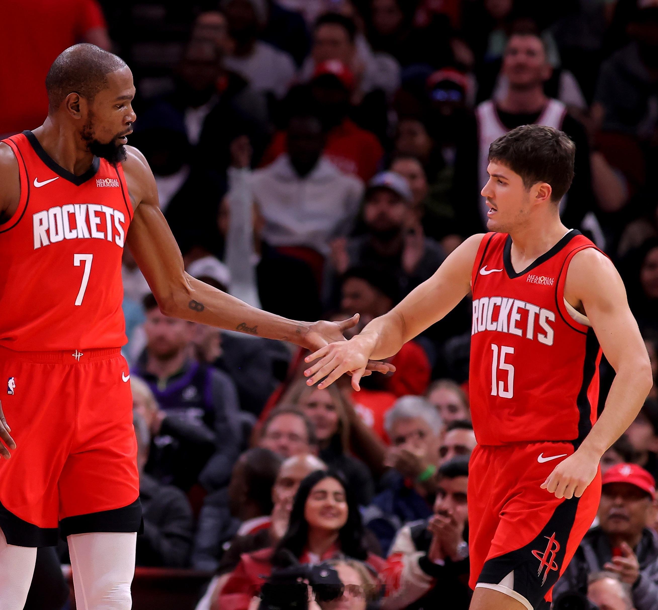 谢泼德谈自信心：“当有杜兰特这样的队友告诉你要果断出击、积极寻找出手机会，你会打