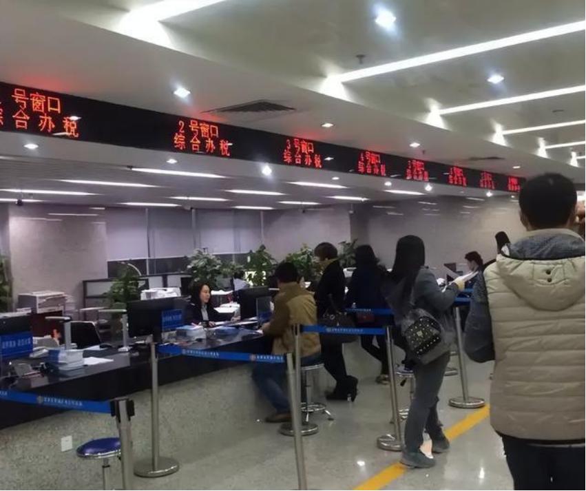 银行卡别再开通短信通知了，不少人没当回事，多亏有银行员工提醒
在数字化和科技高速