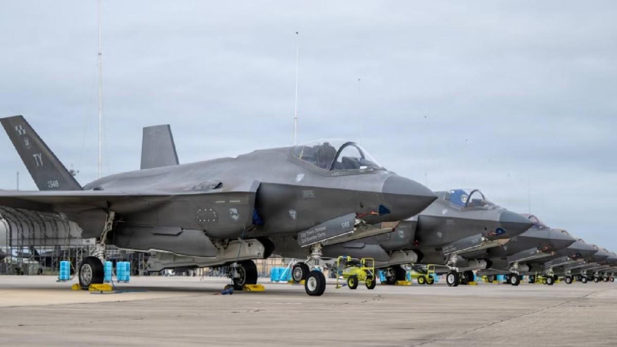 沙特这次和美国签的F-35是和歼-20、歼-35同一个代次的战斗机。但目前中国的