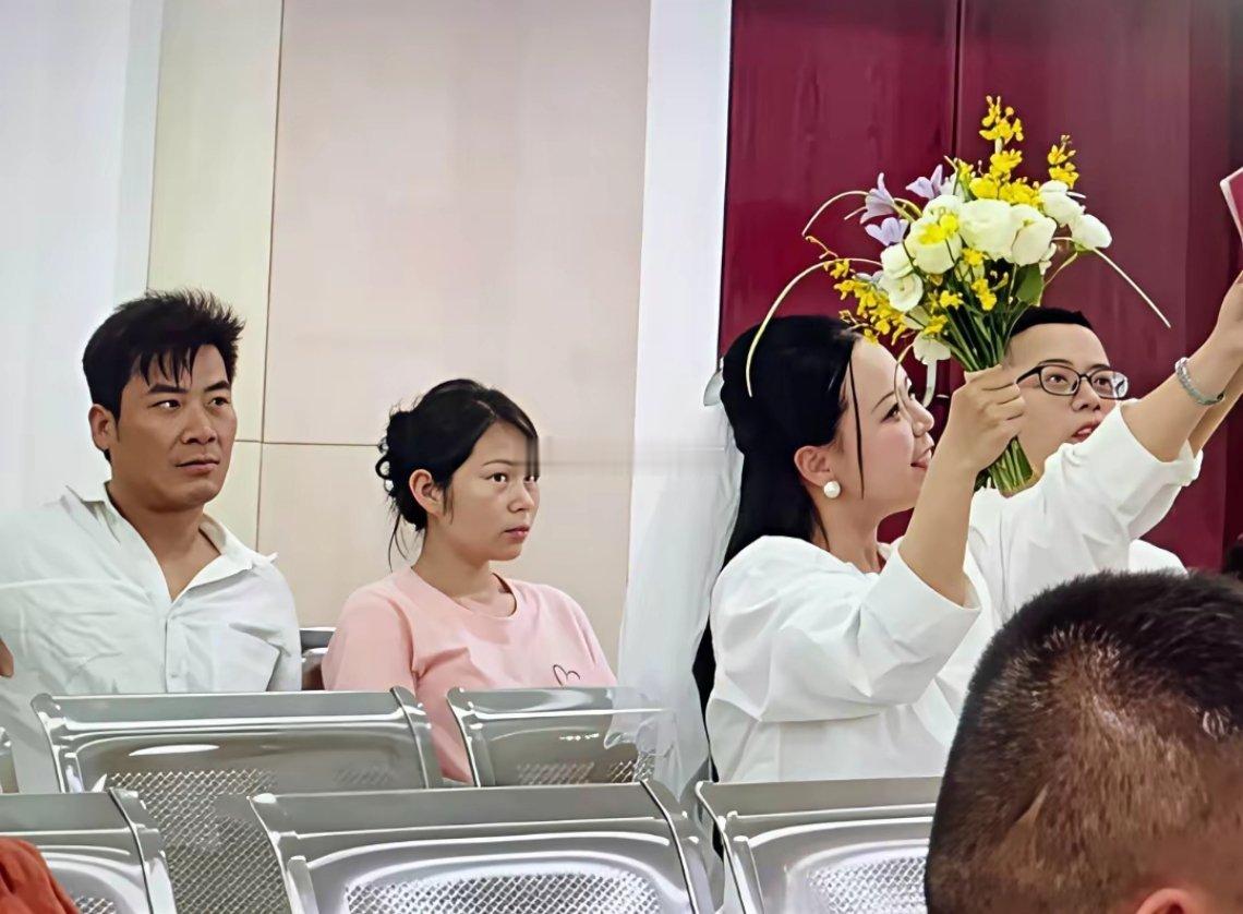 后面两位、肯定也在回忆自己刚结婚时的场景 ​​​