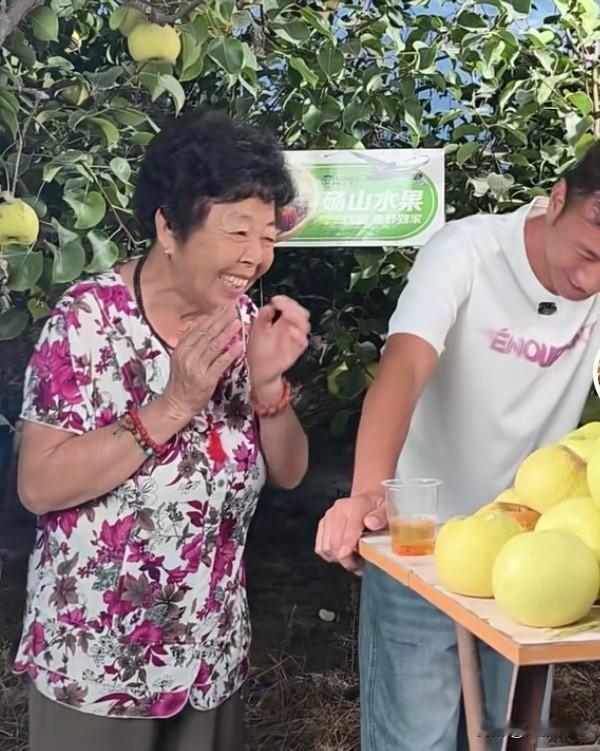 厉奶奶帮孙子卖梨卖上瘾了，不停的问怀远梨还有没有，说还要继续卖，一听到怀远说不卖