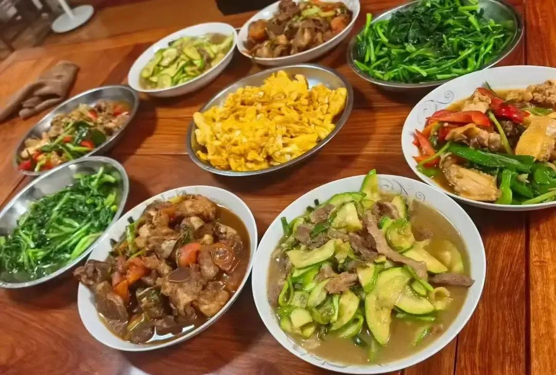 博主发视频说婆婆不直接开口，先拉舅舅再拉三姑六婆排队劝我贤惠。
我听完头皮发麻，