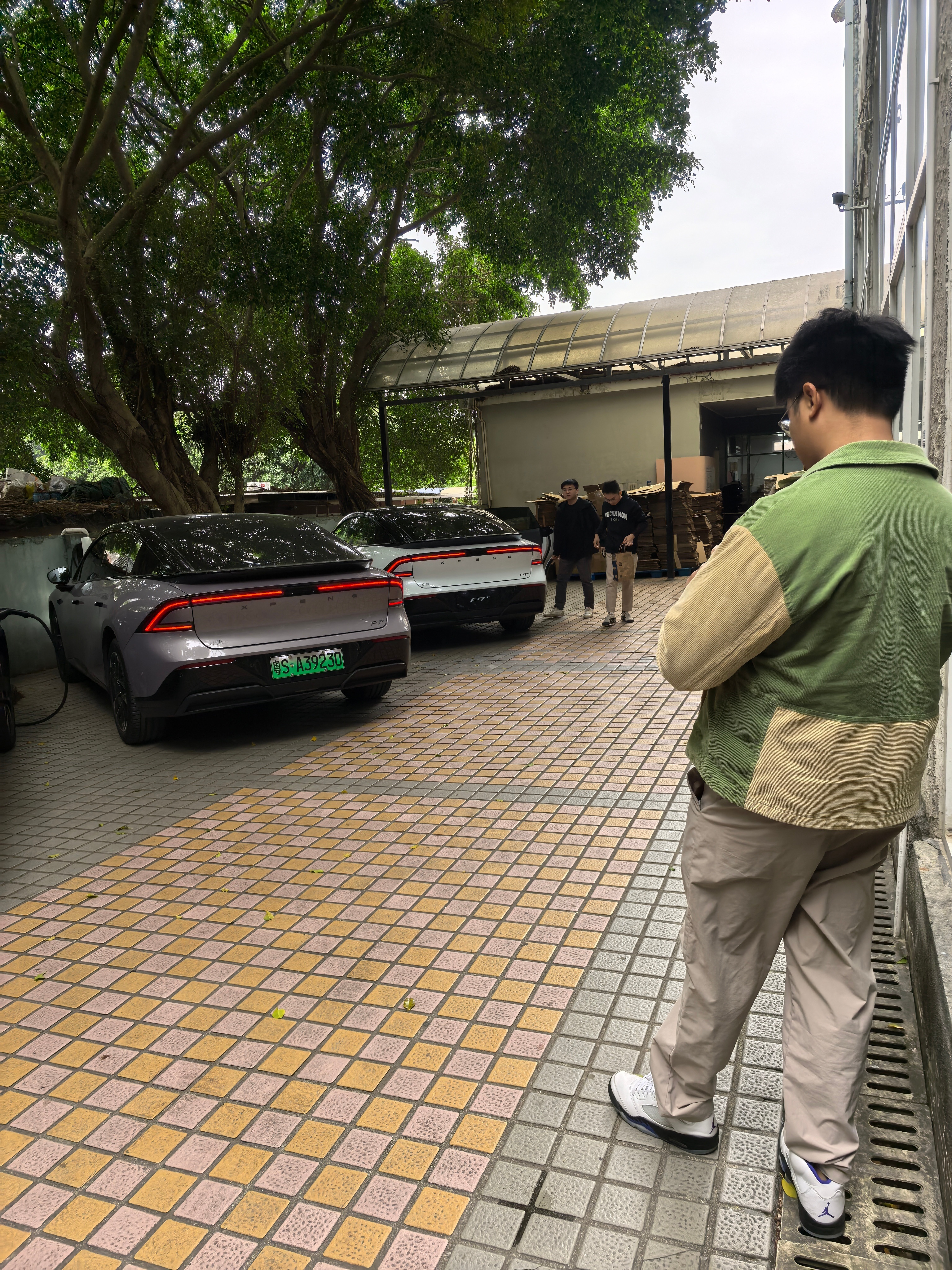 为什么 总说比我长得帅，就因为他开的车帅么？哼，我马上也有了[馋嘴] 