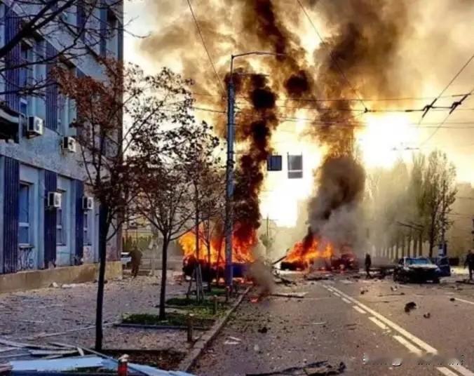 俄罗斯导弹炸了四年，可乌克兰高层照样开会、直播、正常上班。俄罗斯这才慢慢意识到：