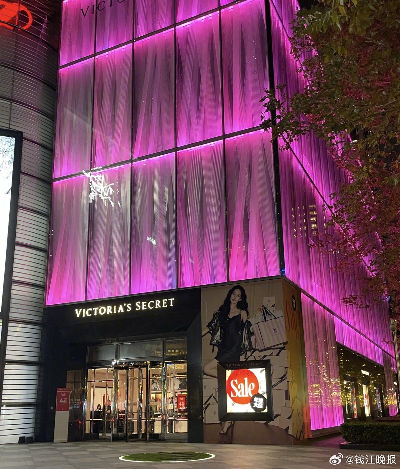 #维密关闭中国首家最大旗舰店#近日，上海力宝广场开业近十年的维多利亚的秘密(以下