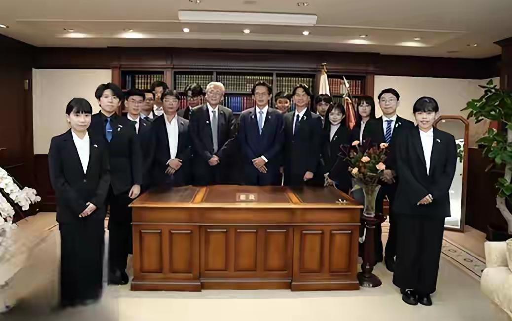 台湾民众党黄国昌终究还是掩盖不了他的底色。
这几天黄国昌带领一帮民众党跑去日本拜