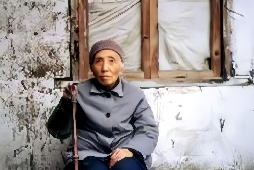 下图的老人叫王玉清，她是大地主刘文彩的第五位姨太太，因为活到了2003年，她还被