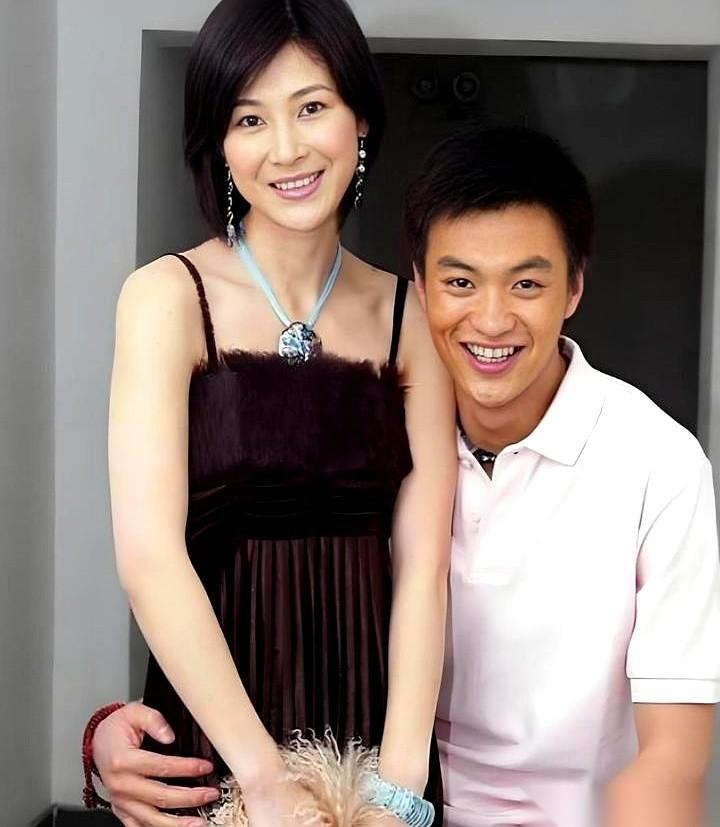 12年前，甩了相恋5年的穷男友，转身扑进身家50亿的已婚首富怀里。
12年后，首