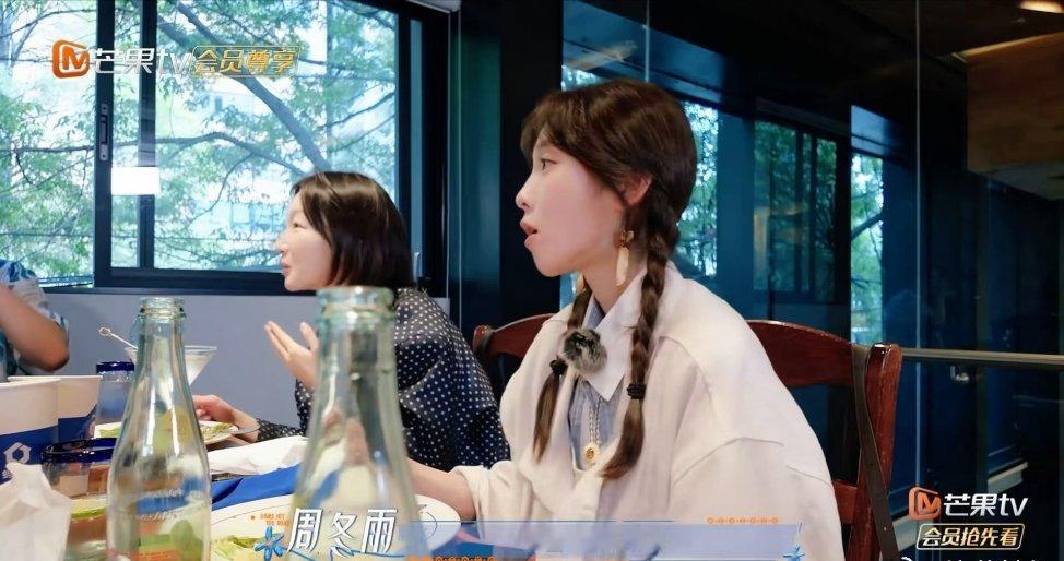 邓为参观周冬雨王可房间只到门口邓为太有分寸感，参观女生房间就到门口看看，好奇心和