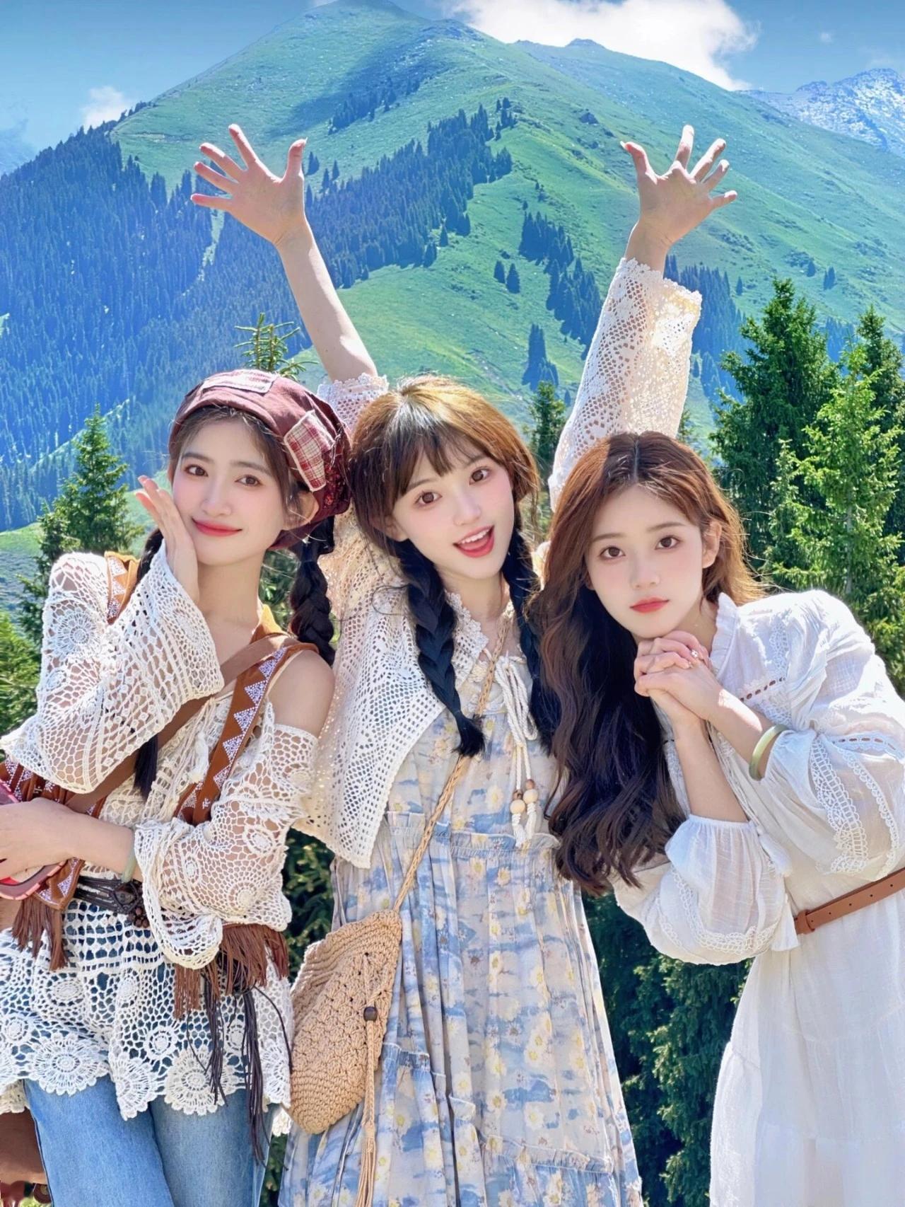 山间少女，手舞足蹈，享受自然之美！🌿💃🌿