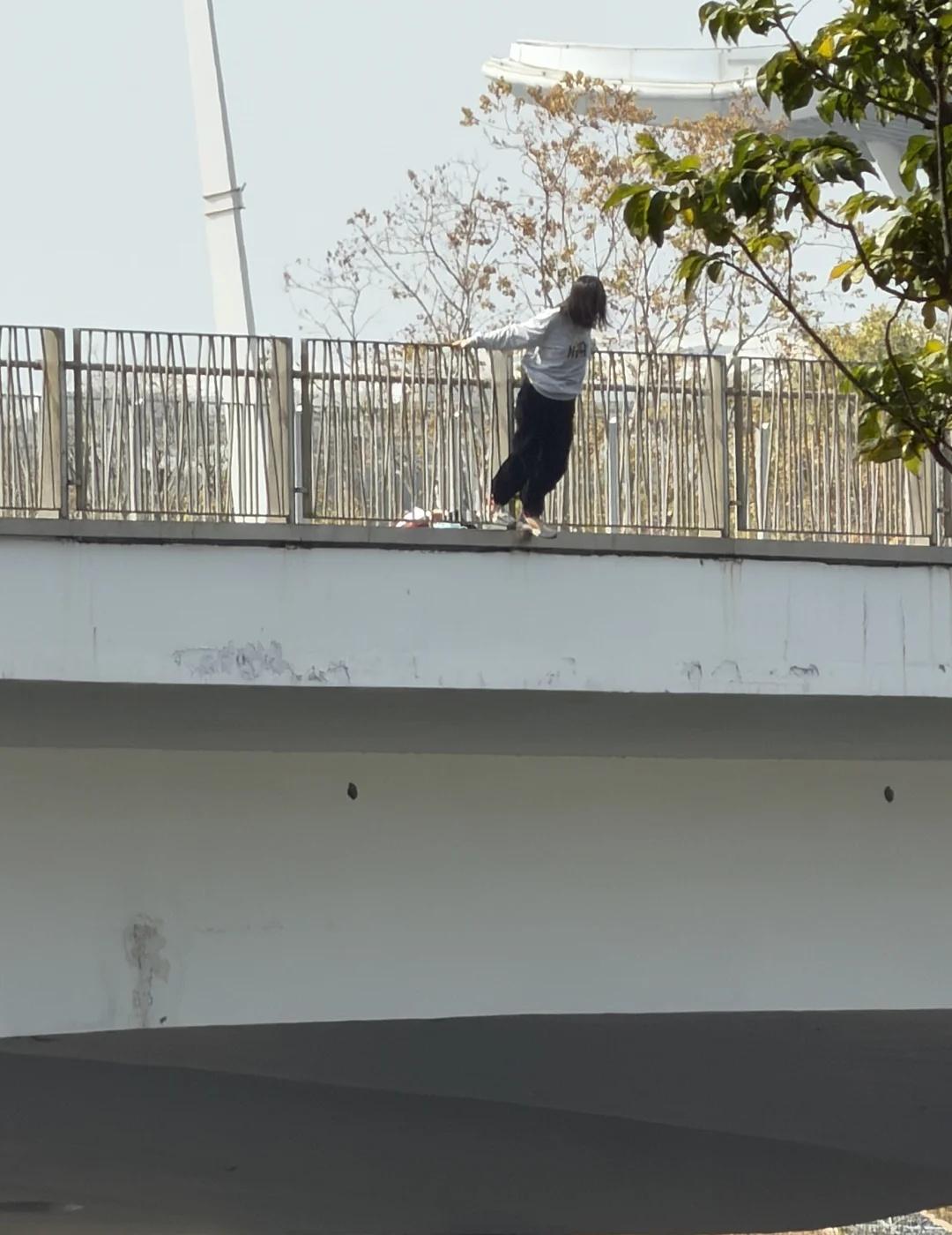 福海河，为大哥的见义勇为点赞👍
刚吃完饭回去，无意抬头看见桥上有个人影，隔得太