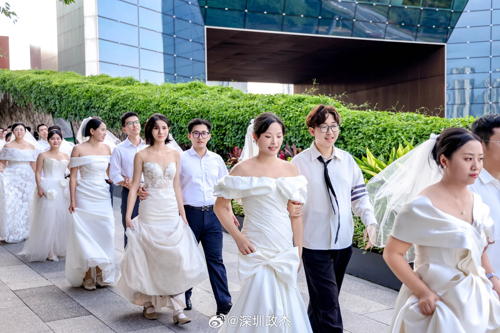 之前新闻说的，在银行都可以结婚。这不，现在在商场也可以结婚了，福田深业上城领证，