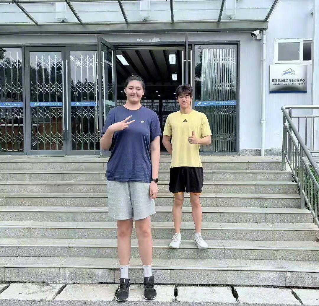 潘展乐：子宇，你这身高也太夸张了吧，我站在你后面感觉自己像个小学生。

张子宇：