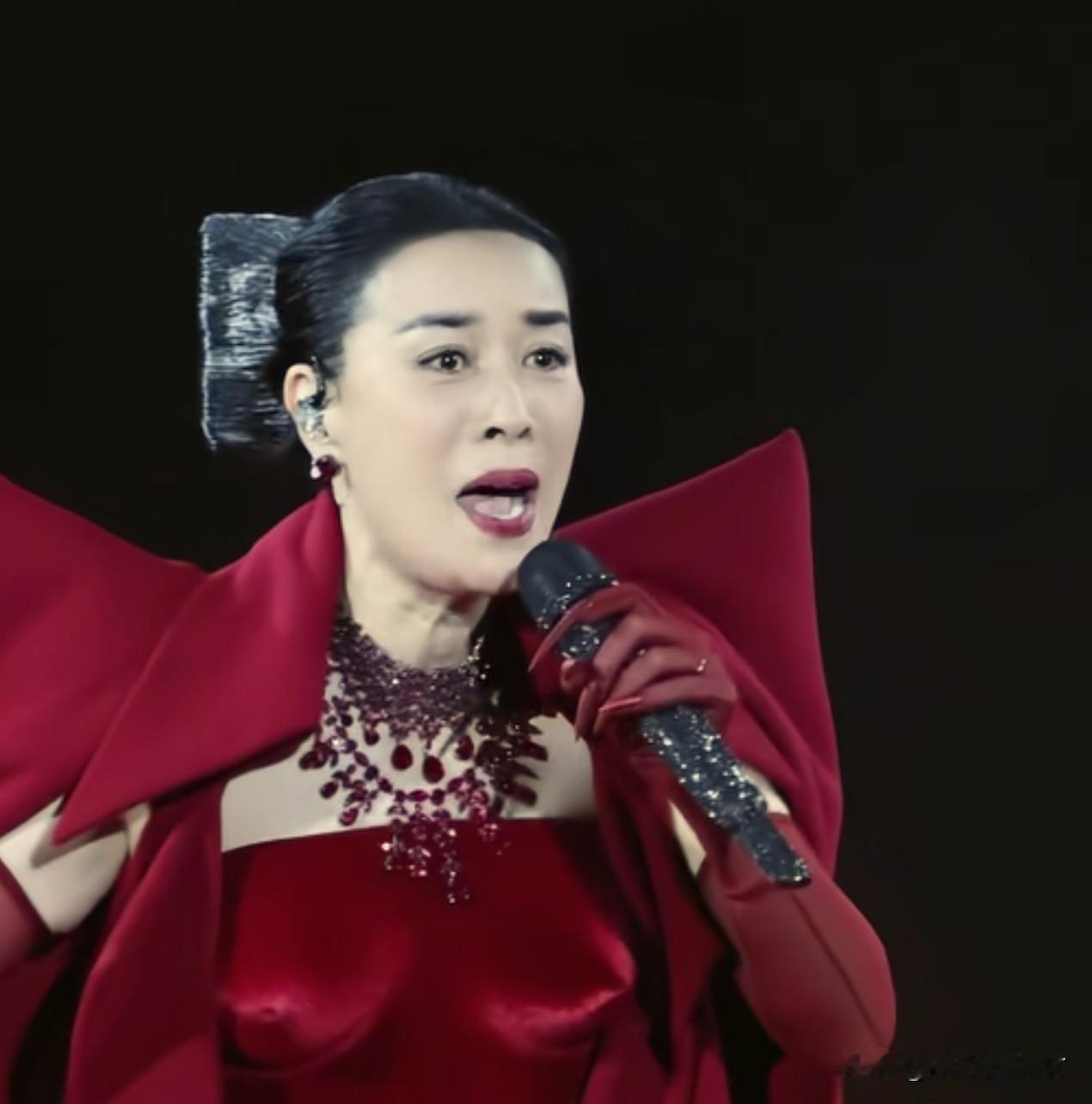 终于搞清楚了，
为啥那么多人喜欢那英？
并非长得漂亮，也并非唱功好，而是那英仗义