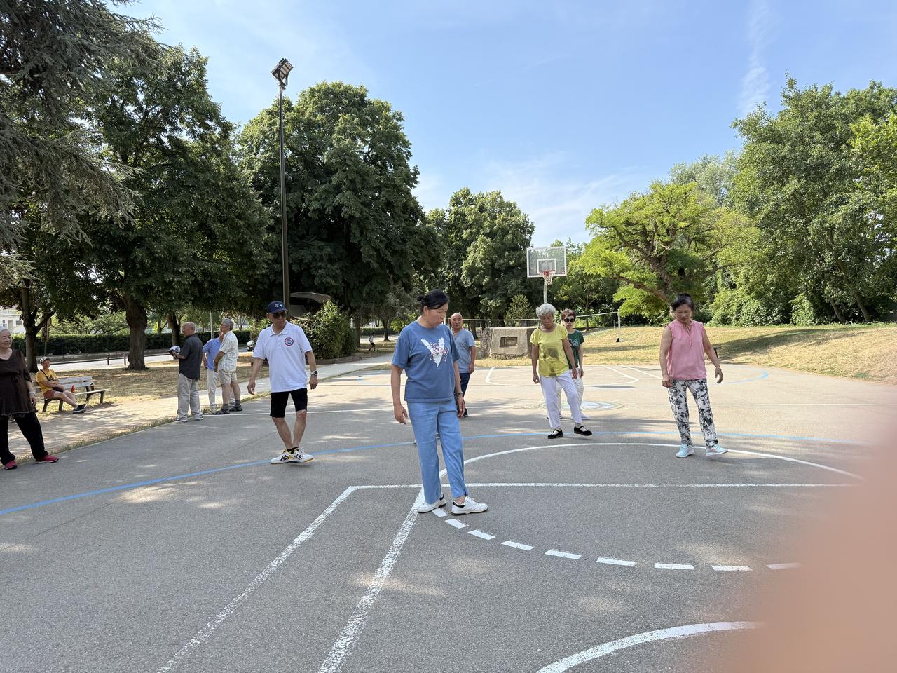 广播操太极扇，眼手保健操，群主耐心教，大家认真学，最近又开跳“目瑙纵歌”！
这里